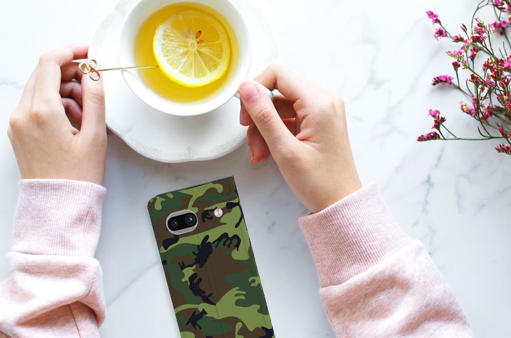 Google Pixel 7A Hoesje met Magneet Army Dark camouflage design hands drinken thee