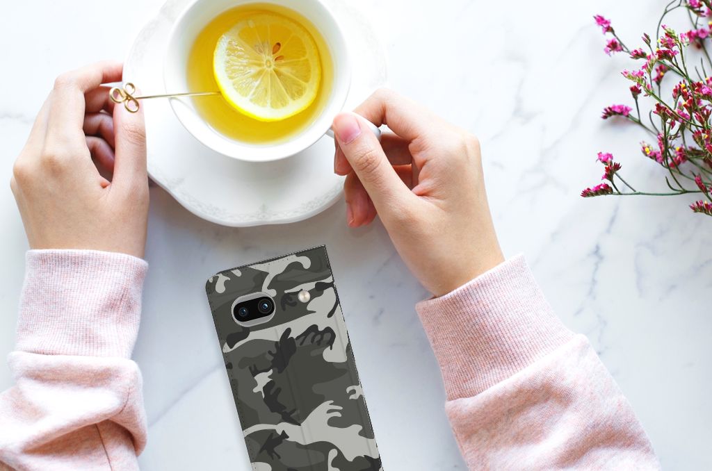 Google Pixel 7A Hoesje met Magneet Army Light camouflage print bovenaanzicht