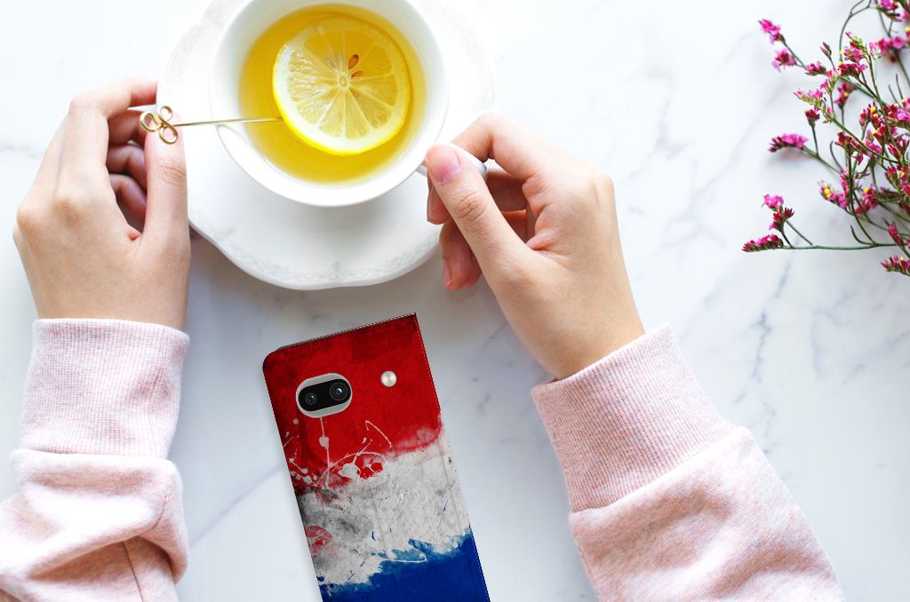 Google Pixel 7A Standcase Nederland design met Nederlandse vlag aanzicht
