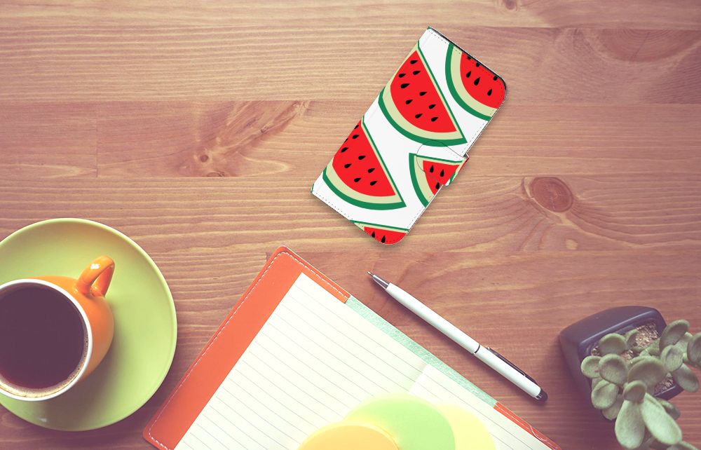 Google Pixel 8 Book Cover Watermelons op een bureau met een kopje koffie, notitieboek en plant. Perfect cadeau! 🍉