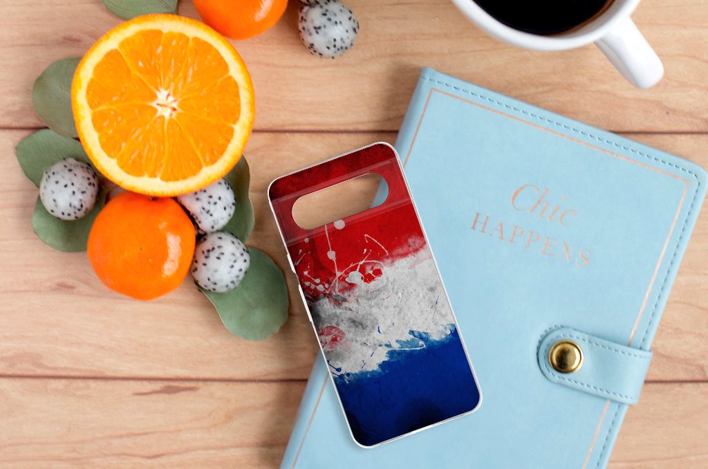 Google Pixel 8 Hoesje Nederland met Nederlandse vlag op een notebook en verse sinaasappels 🍊.