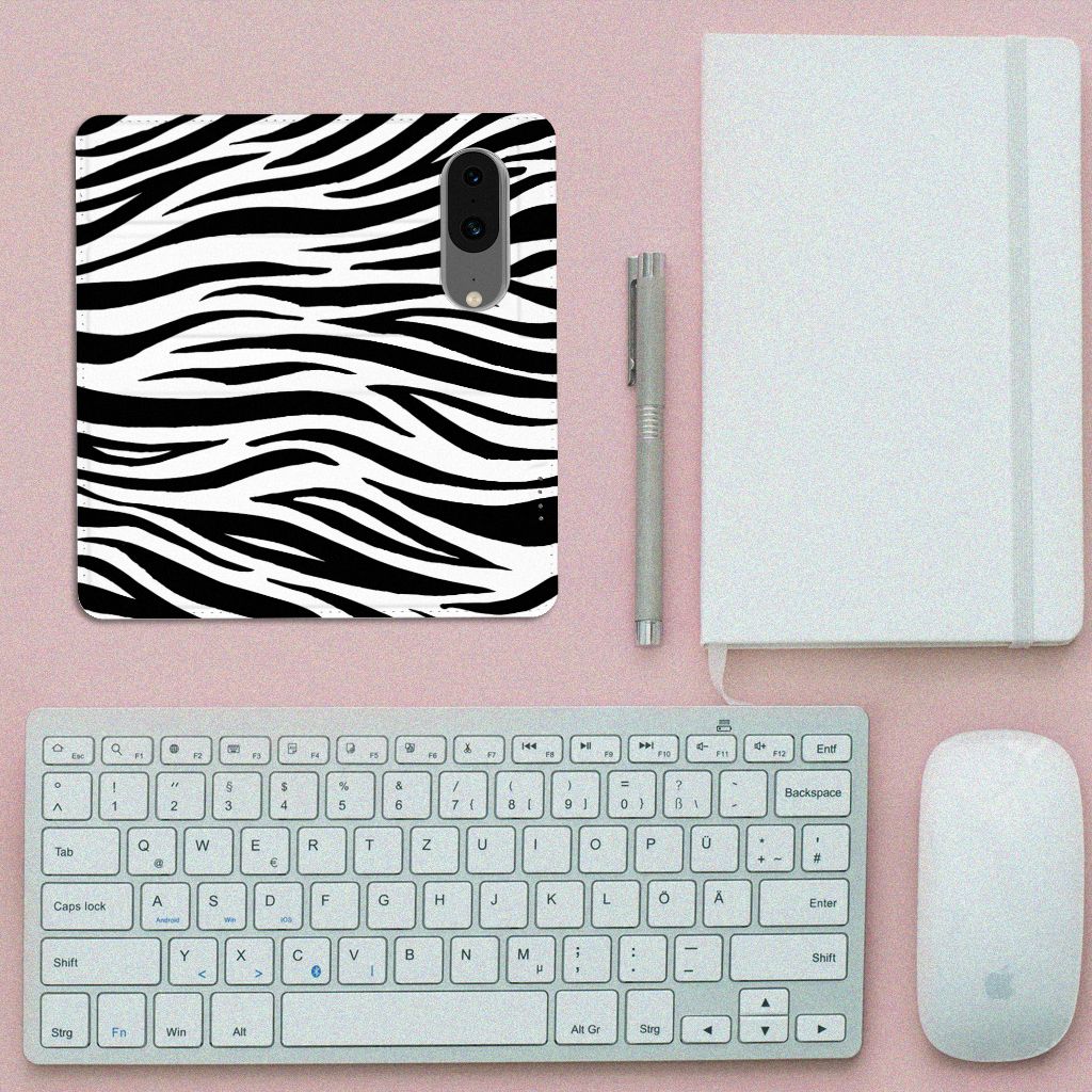 Google Pixel 8 Hoesje maken Zebra met zwart-witte zebraprint, ideaal als cadeau voor gebruiksgemak en bescherming.