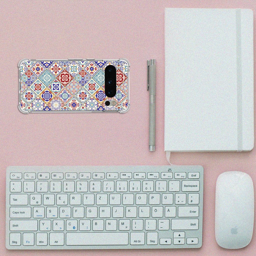 Google Pixel 8 Pro Anti-Shock Hoesje Tiles Color bovenaanzicht met toetsenbord muis en notitieboek