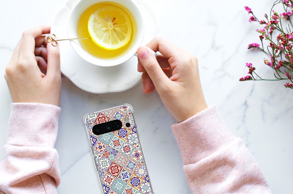 Google Pixel 8 Pro Anti-Shock Hoesje Tiles Color hand smartphone thee
