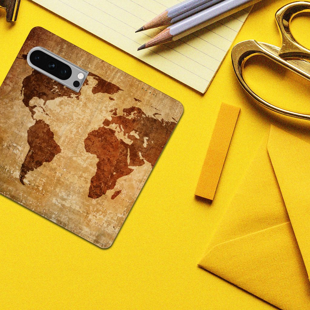 Google Pixel 8 Pro Book Cover Wereldkaart met vintage wereldkaart ontwerp op gele achtergrond.