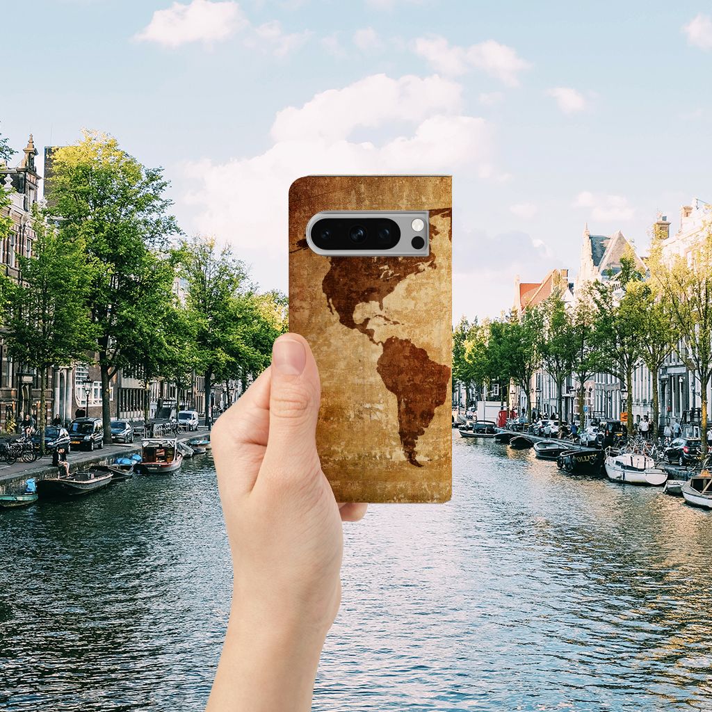 Google Pixel 8 Pro Book Cover Wereldkaart in hand bij een kanaal, perfect cadeau voor bescherming en gebruiksgemak 🌍.