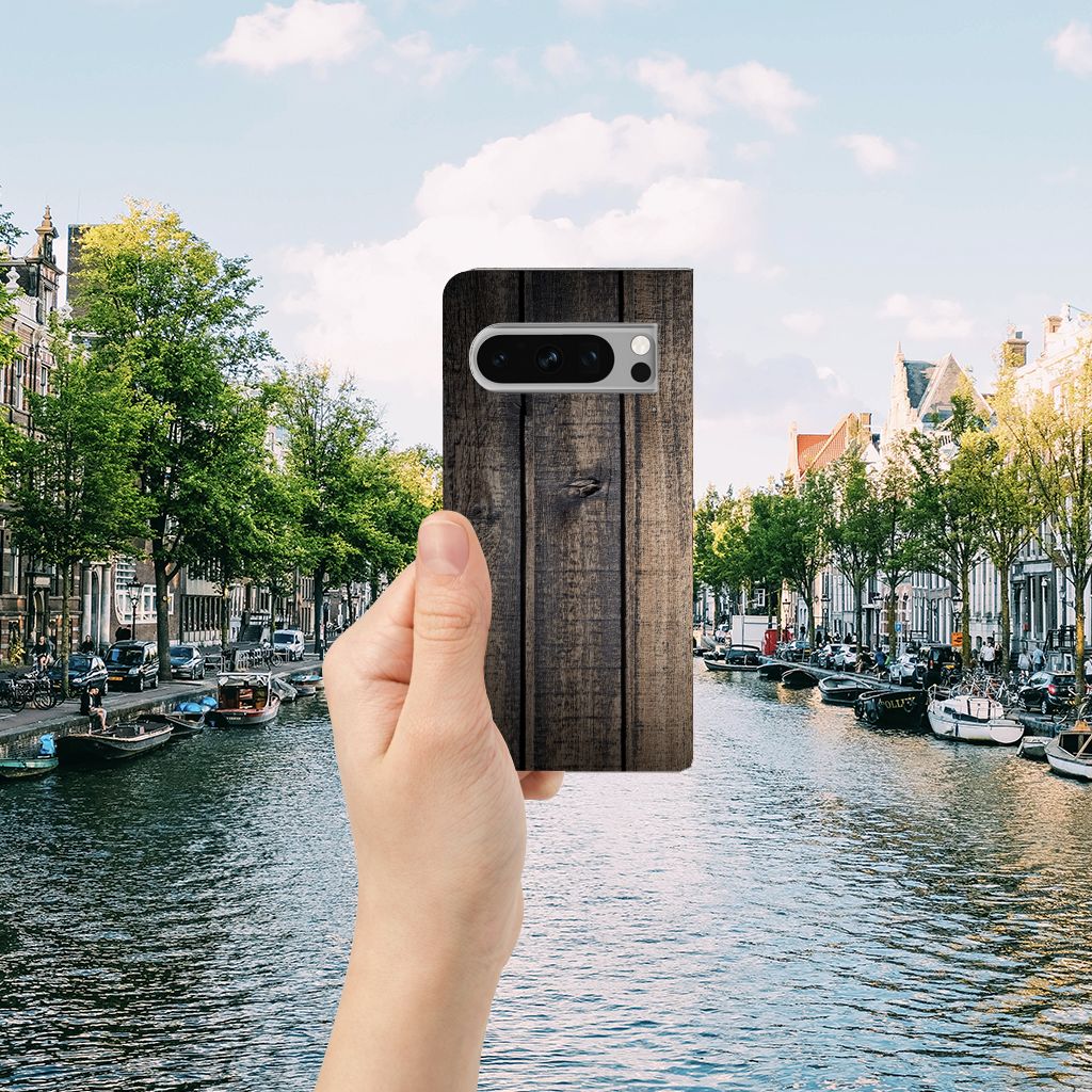 Google Pixel 8 Pro Book Wallet Case Steigerhout hand met hoesje aan waterkant