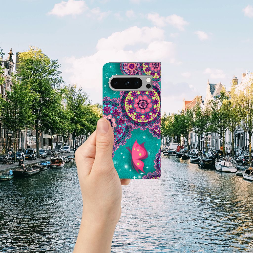 Google Pixel 8 Pro Bookcase Cirkels en Vlinders hand met hoesje uitzicht op rivier