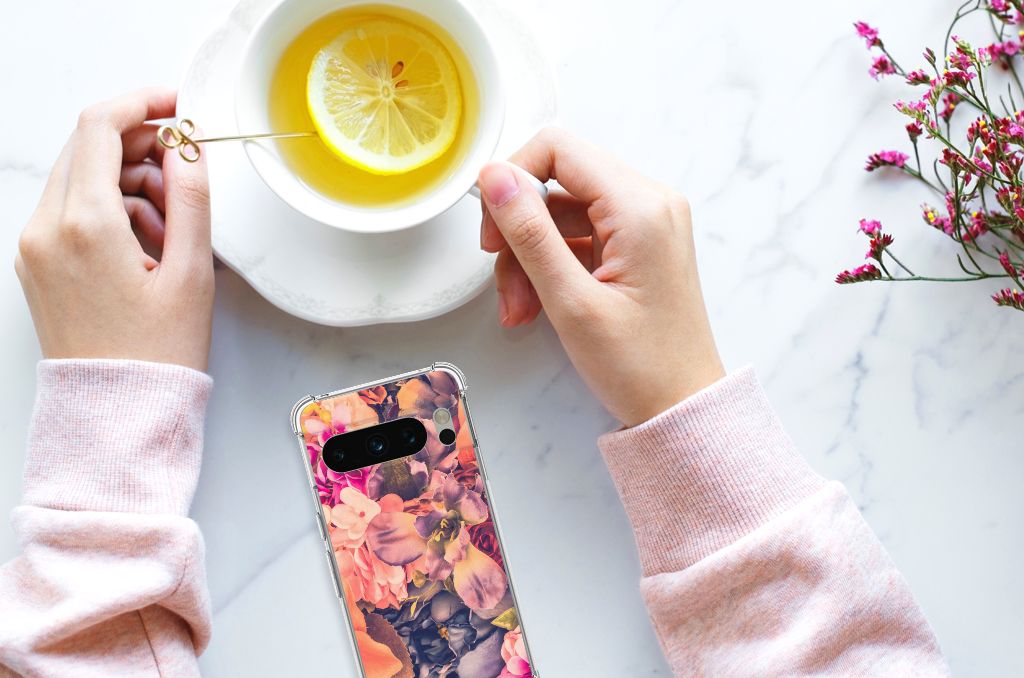 Google Pixel 8 Pro Case Bosje Bloemen achterzijde met bloemen en kat bovenop tafel met thee
