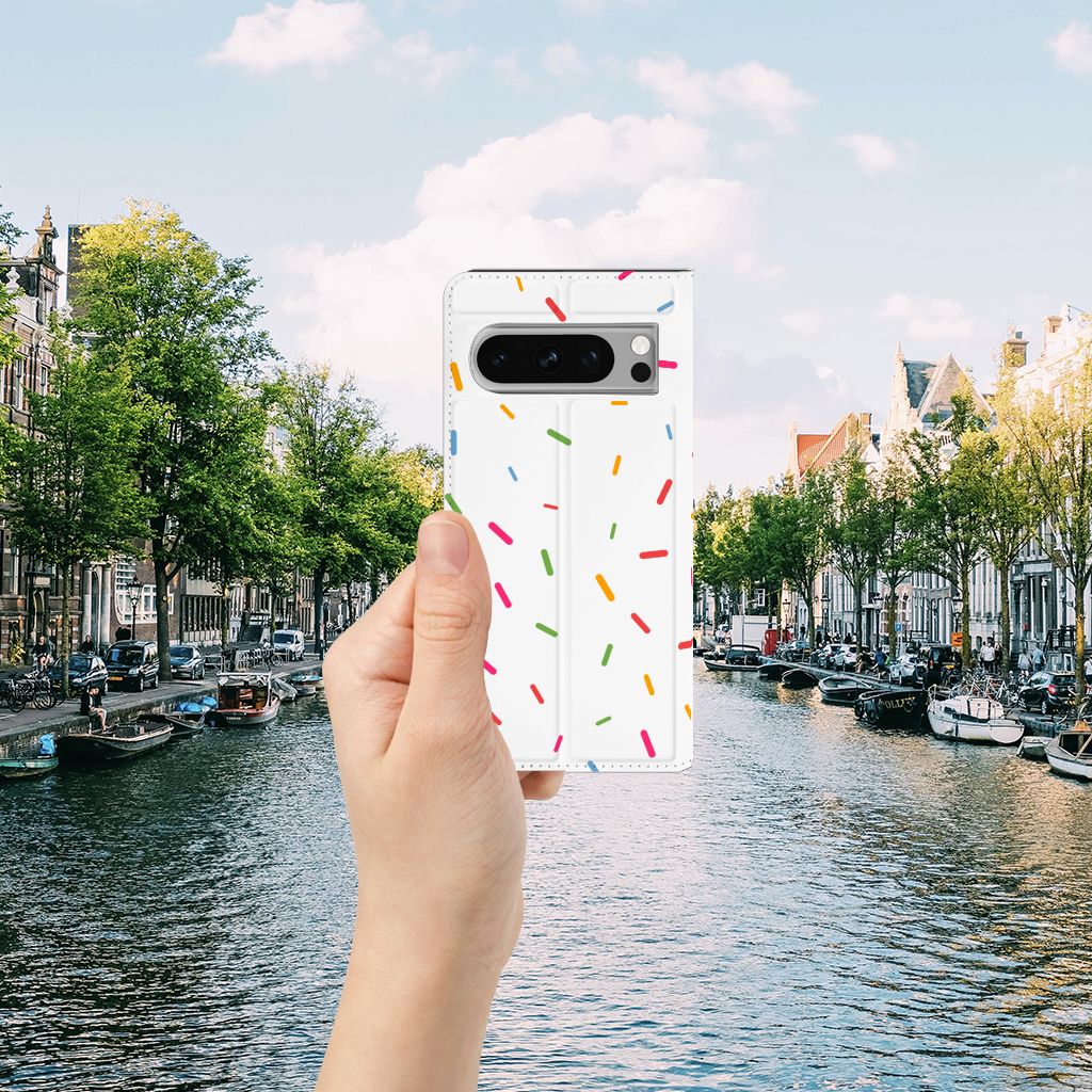 Google Pixel 8 Pro Flip Style Cover Donut Roze met kleurrijke sprinkles in een serene omgeving