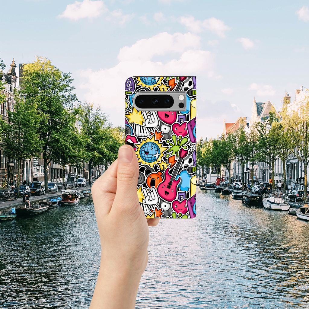 Google Pixel 8 Pro Hippe Standcase Punk Rock telefoonhoesje kleurrijk ontwerp hand buiten