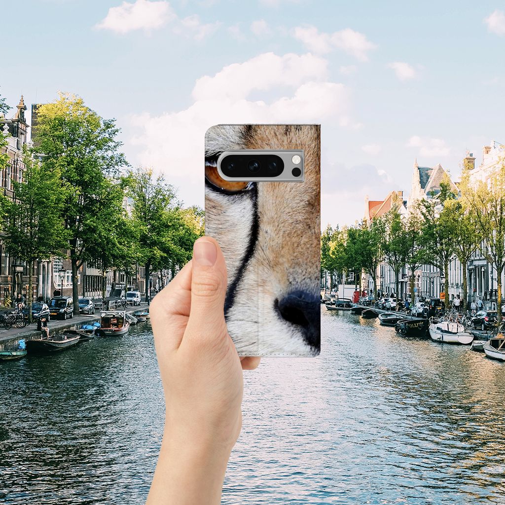 Google Pixel 8 Pro Hoesje maken Cheetah met close-up van een jachtluipaardprint in de hand boven een rivier.