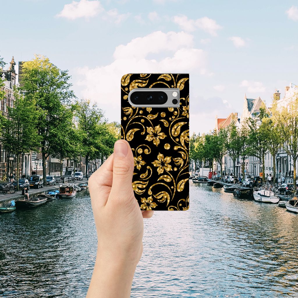 Google Pixel 8 Pro Smart Cover Gouden Bloemen hand achterkant