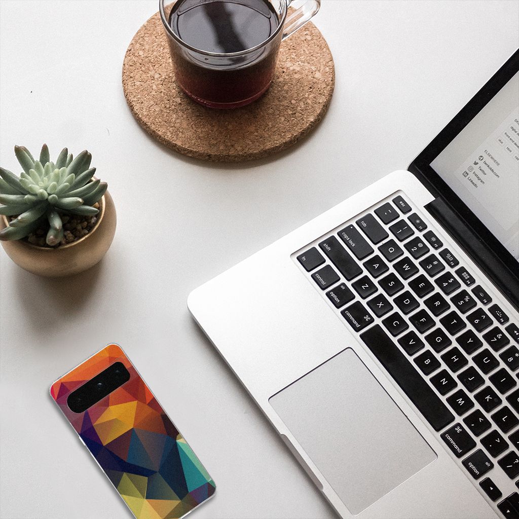 Google Pixel 8 Pro TPU Hoesje Polygon Color op een bureau met laptop en koffie, biedt stijl en bescherming.