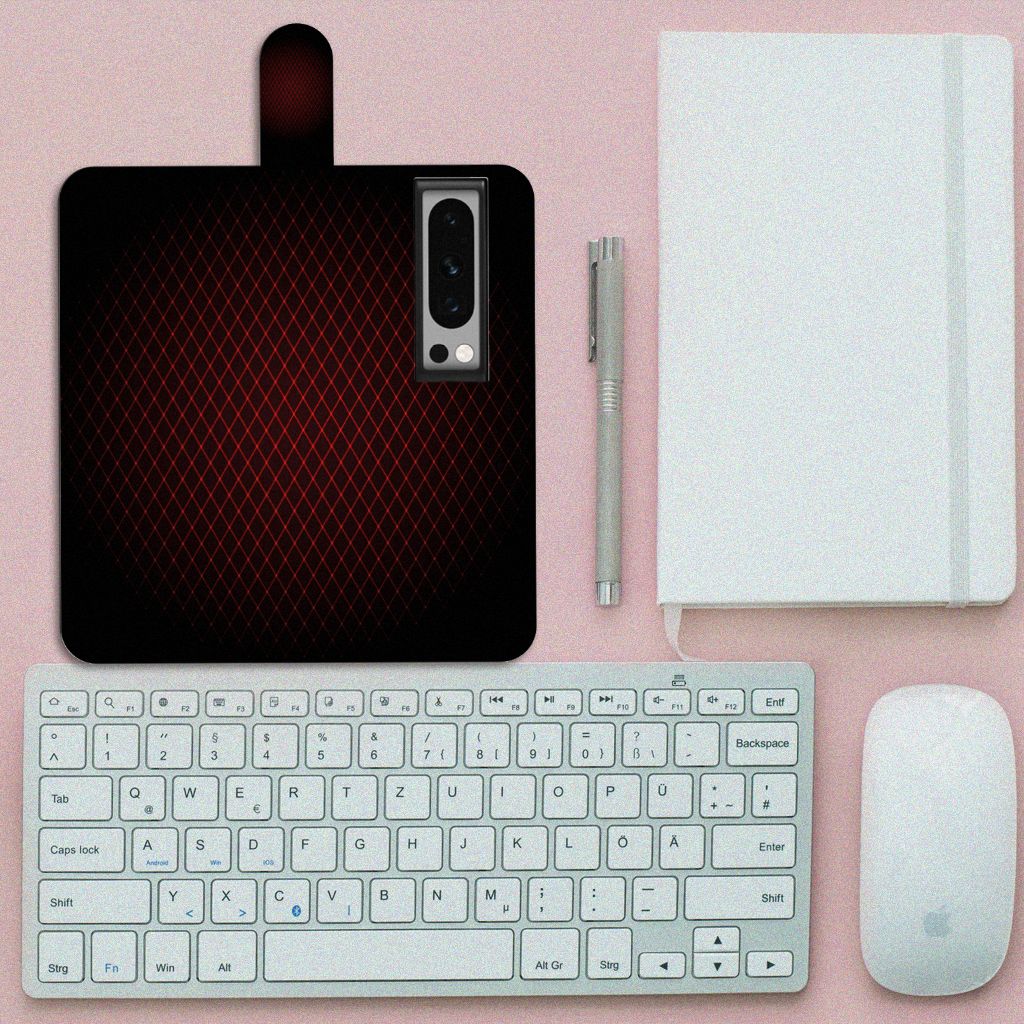 Google Pixel 8 Pro Telefoon Hoesje Geruit Rood met toetsenbord en notitieboek op een roze achtergrond
