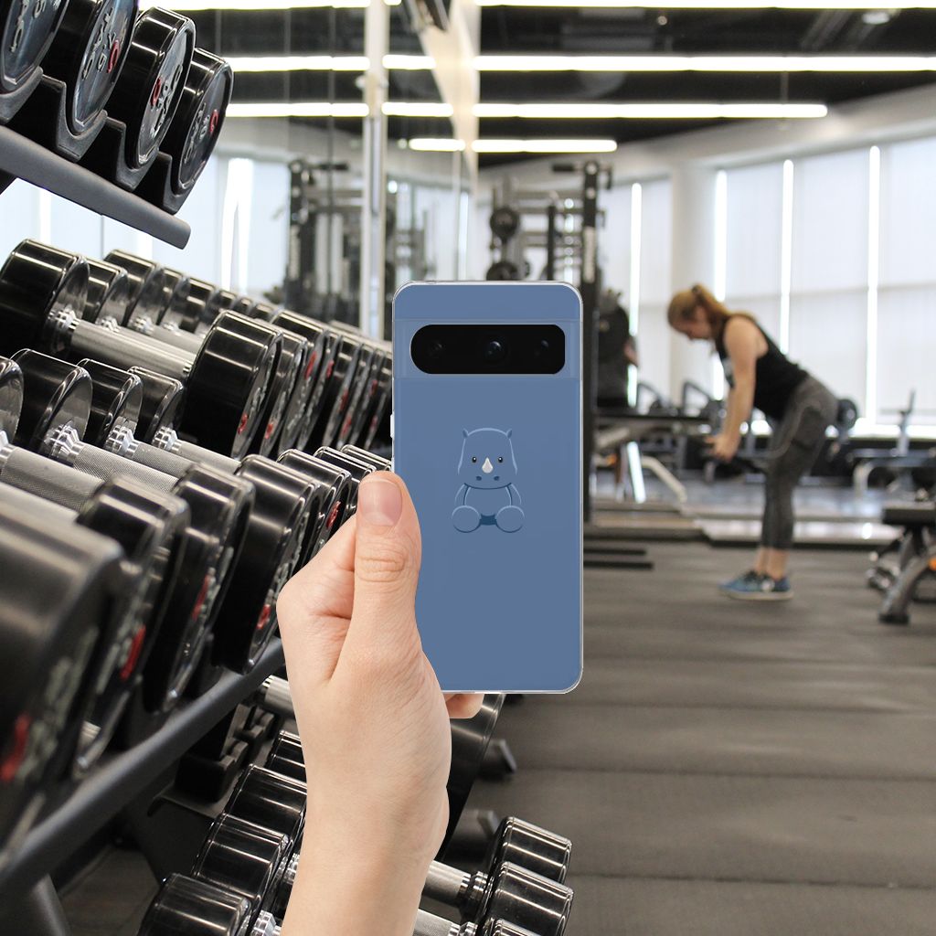 Google Pixel 8 Pro Telefoonhoesje met Naam Baby Rhino in de sportschool met gewichten op de achtergrond.