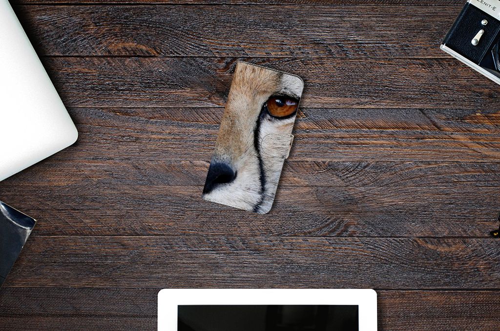 Google Pixel 8 Pro Telefoonhoesje met Pasjes Cheetah op een houten tafel met gadgets