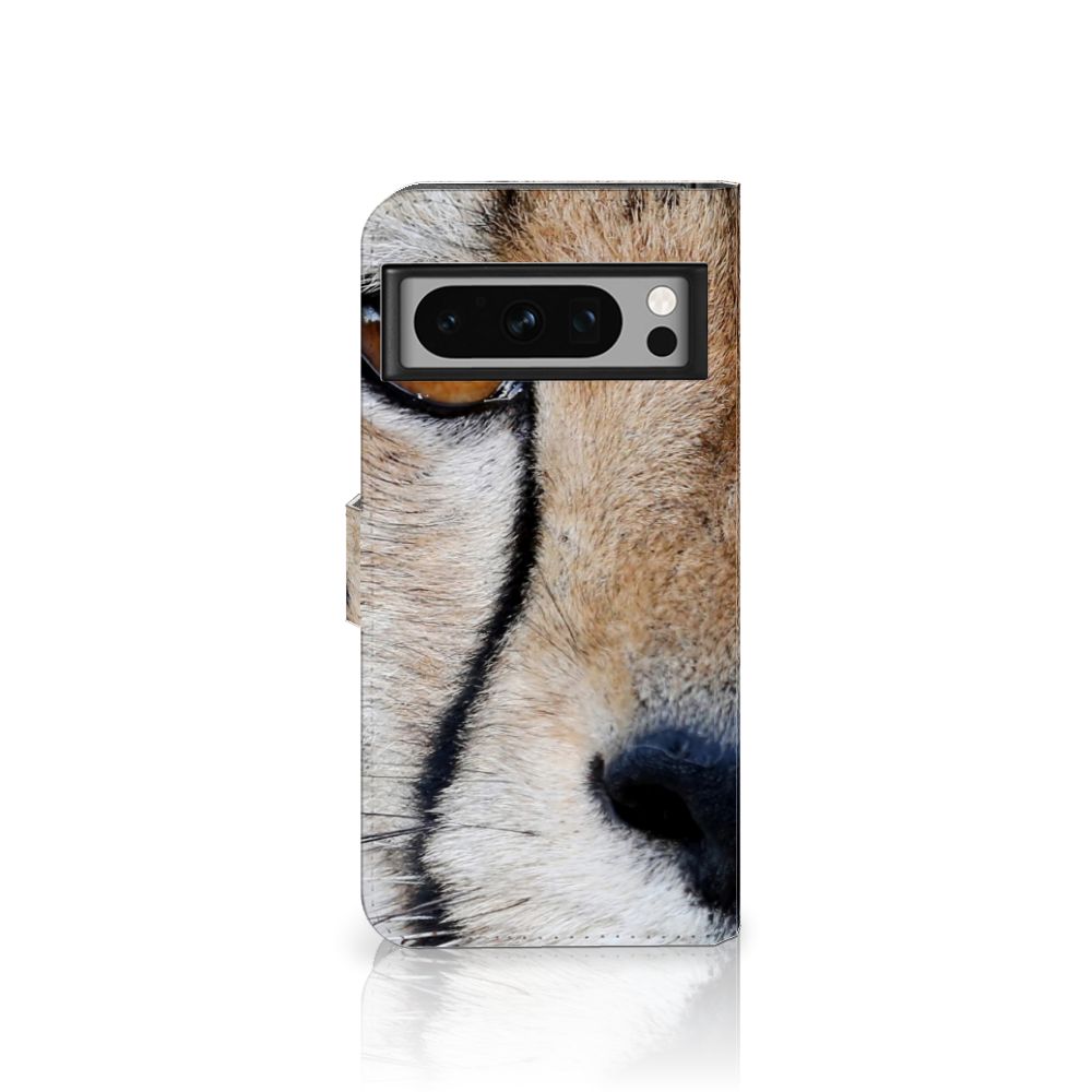 Google Pixel 8 Pro Telefoonhoesje met Pasjes Cheetah, close-up van een cheeta op het hoesje.