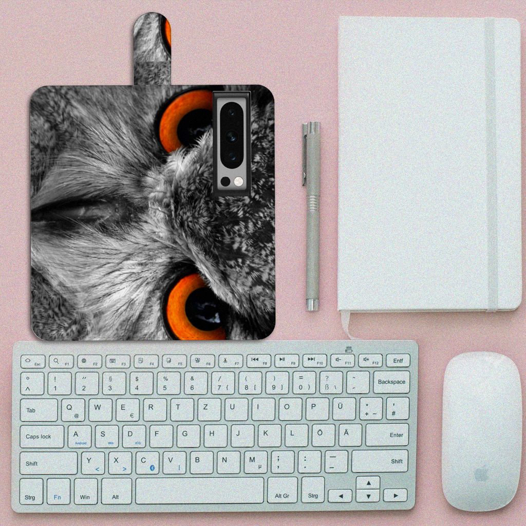 Google Pixel 8 Pro Telefoonhoesje met Pasjes Uil op een bureau met toetsenbord en notitieboek.