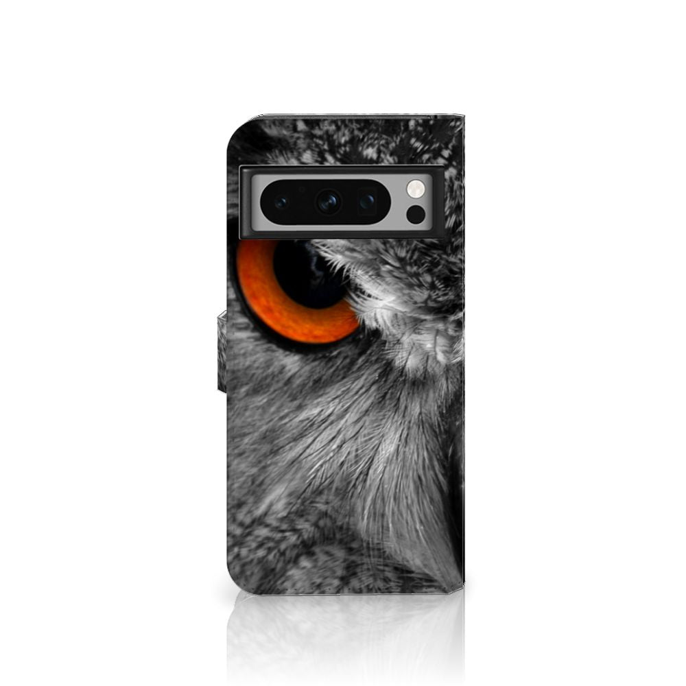 Google Pixel 8 Pro Telefoonhoesje met Pasjes Uil met opvallende uilenoog-ontwerp voor stijl en bescherming.