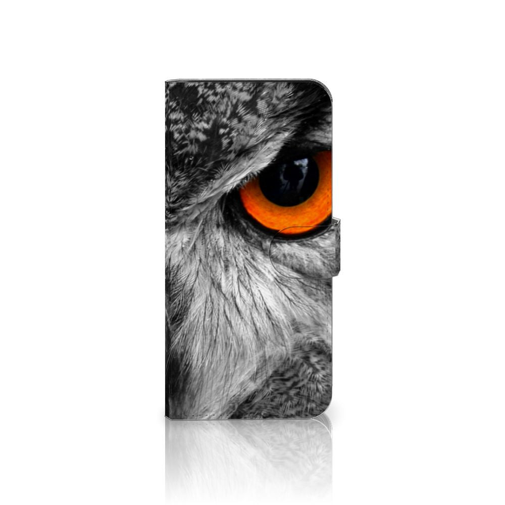 Google Pixel 8 Pro Telefoonhoesje met Pasjes Uil met opvallende uilenoog in zwart-wit met oranje accent.