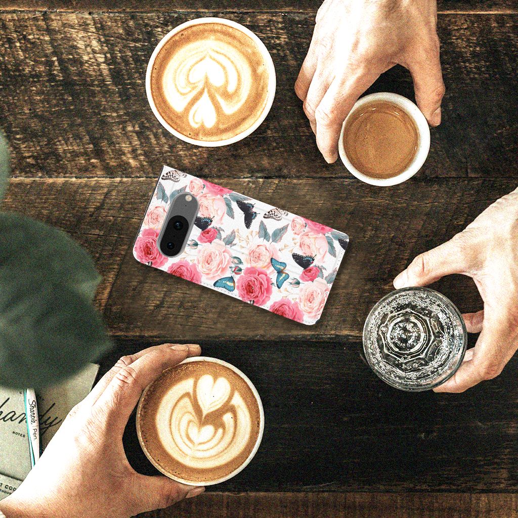 Google Pixel 8 Smart Cover Butterfly Roses bovenaanzicht koffie vrienden