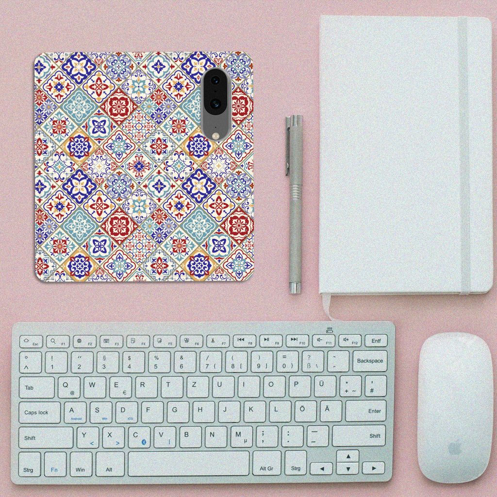 Google Pixel 8 Standcase Tiles Color met kleurrijk design, perfect als cadeau voor bescherming en gebruiksgemak.