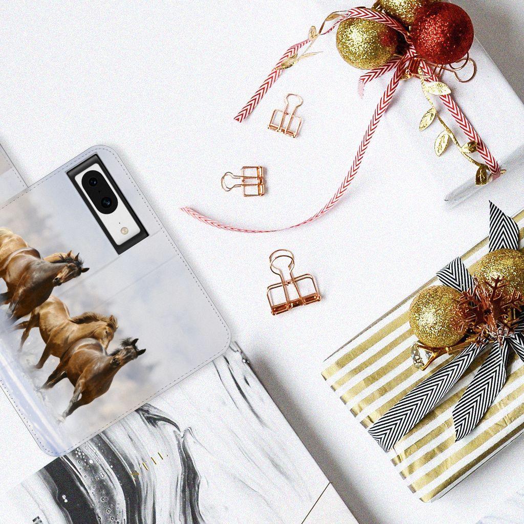 Google Pixel 8 Telefoonhoesje met Pasjes Paarden op een mooie werkplek met cadeaus en decoraties.
