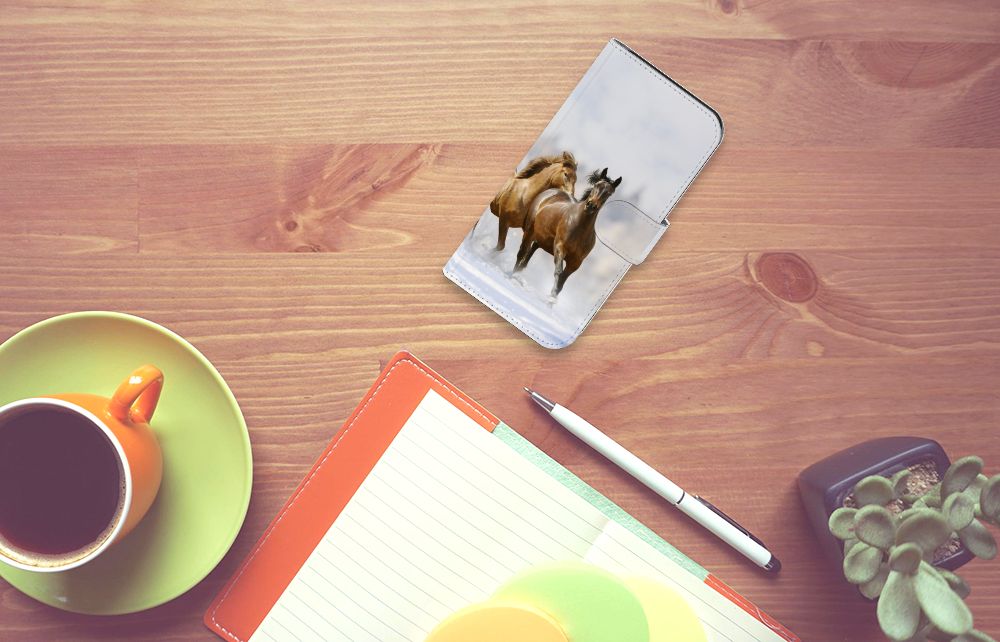 Google Pixel 8 Telefoonhoesje met Pasjes Paarden op een bureau met een kopje koffie en een notitieboekje. ☕🐴