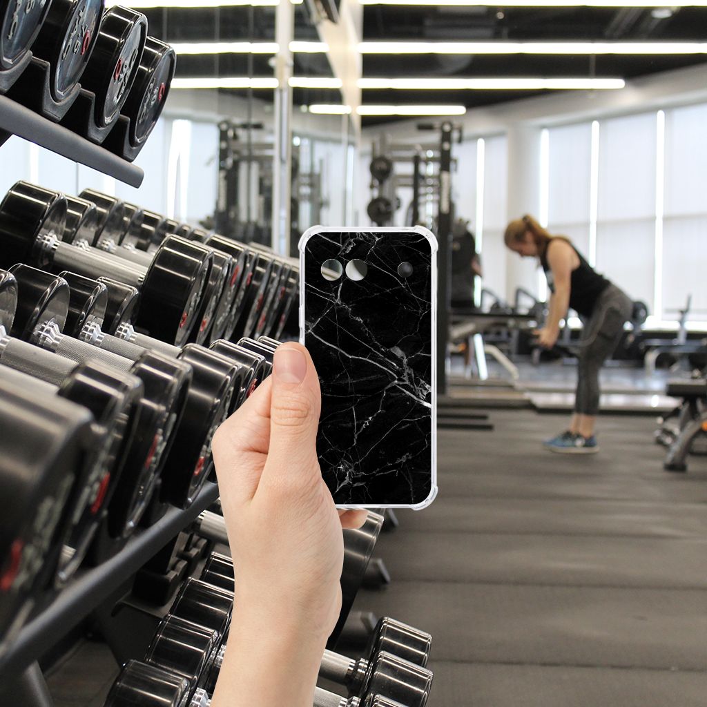 Google Pixel 8A Anti-Shock Hoesje Marmer Zwart hand in sportschool