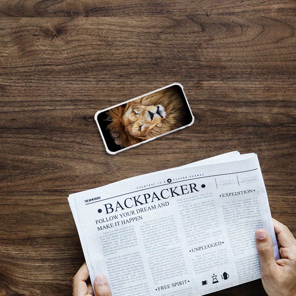 Google Pixel 8A Case Anti-shock Leeuw telefoonhoesje met leeuw ontwerp bovenop tafel met krant