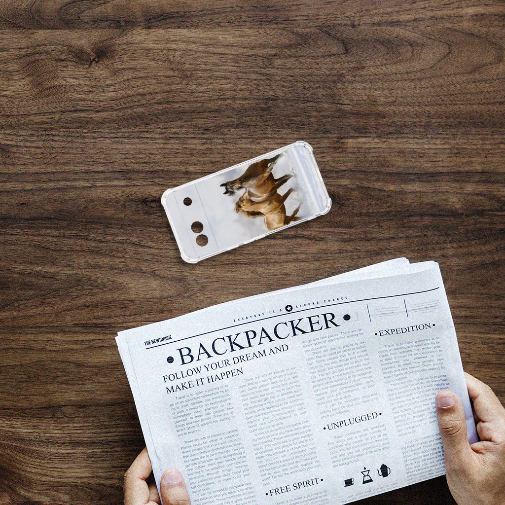 Google Pixel 8A Case Anti-shock Paarden hoesje bovenaanzicht op houten tafel