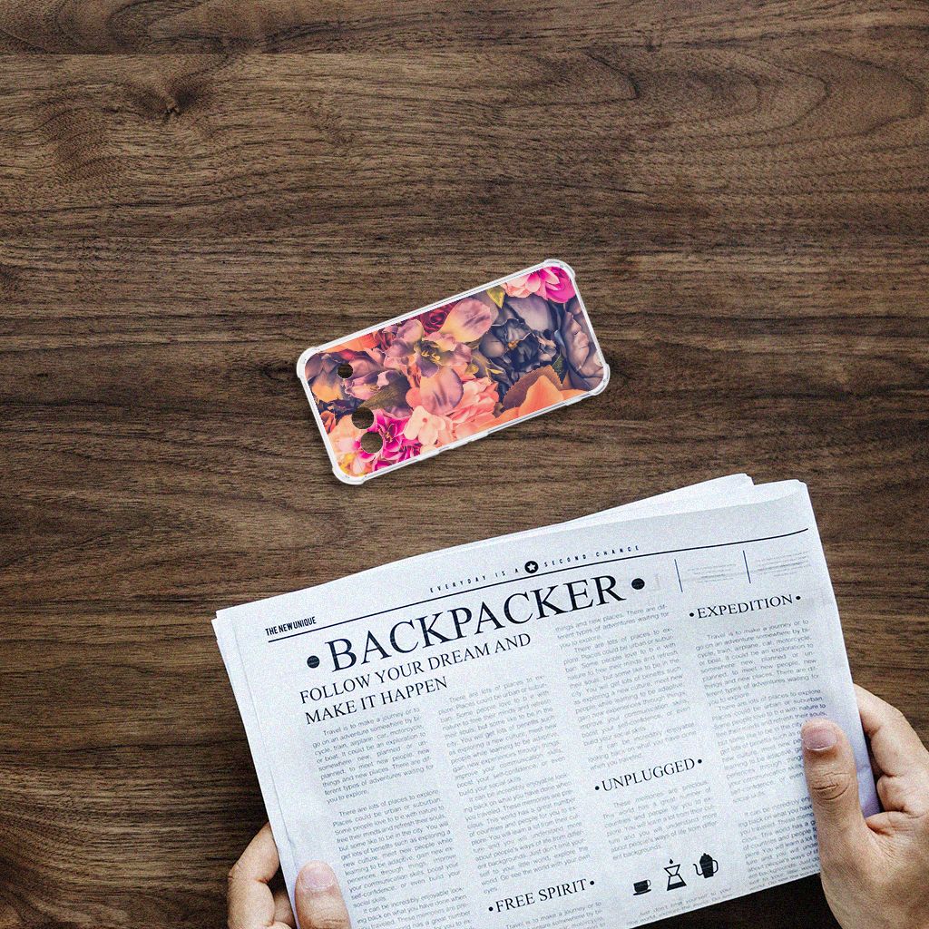 Google Pixel 8A Case Bosje Bloemen telefoonhoesje bovenaanzicht op houten tafel met krant