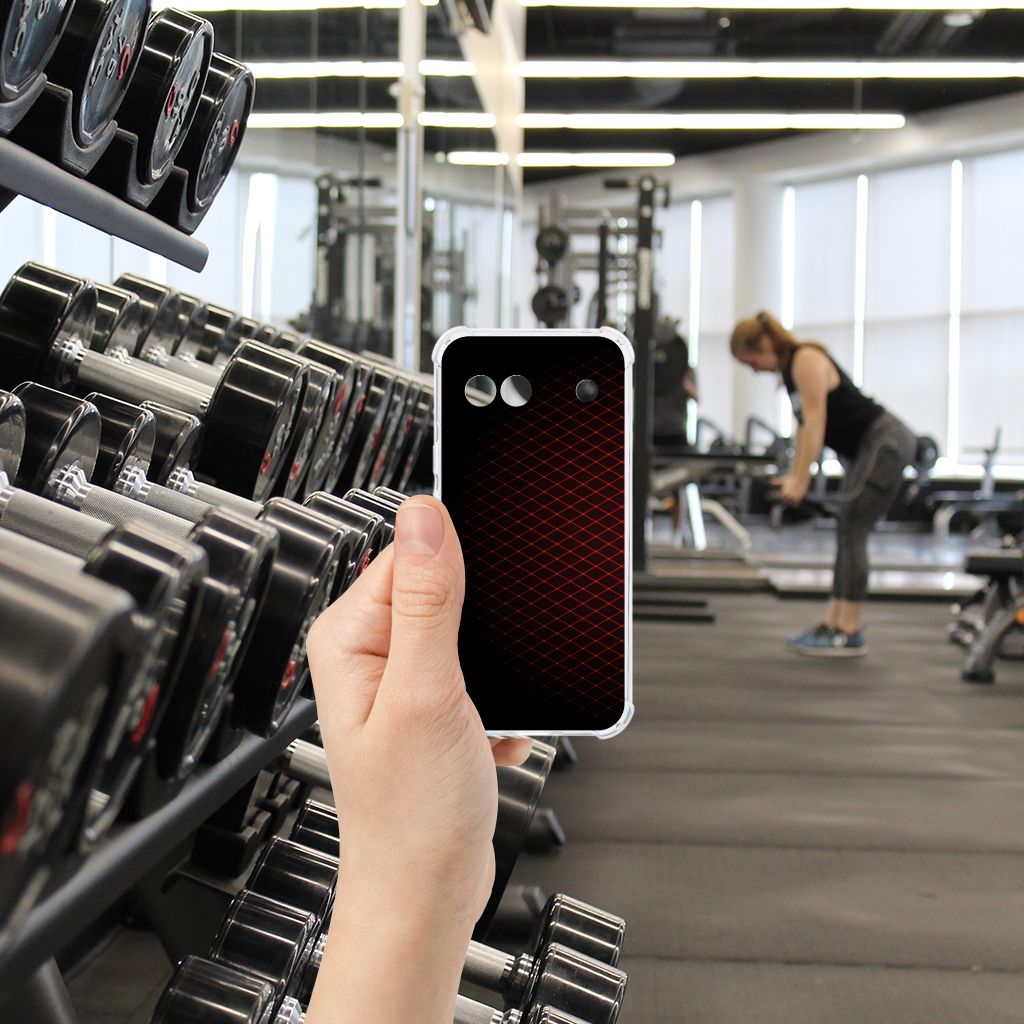 Google Pixel 8A Doorzichtige Silicone Hoesje Geruit Rood aanzicht in hand in sportschool met dumbbells