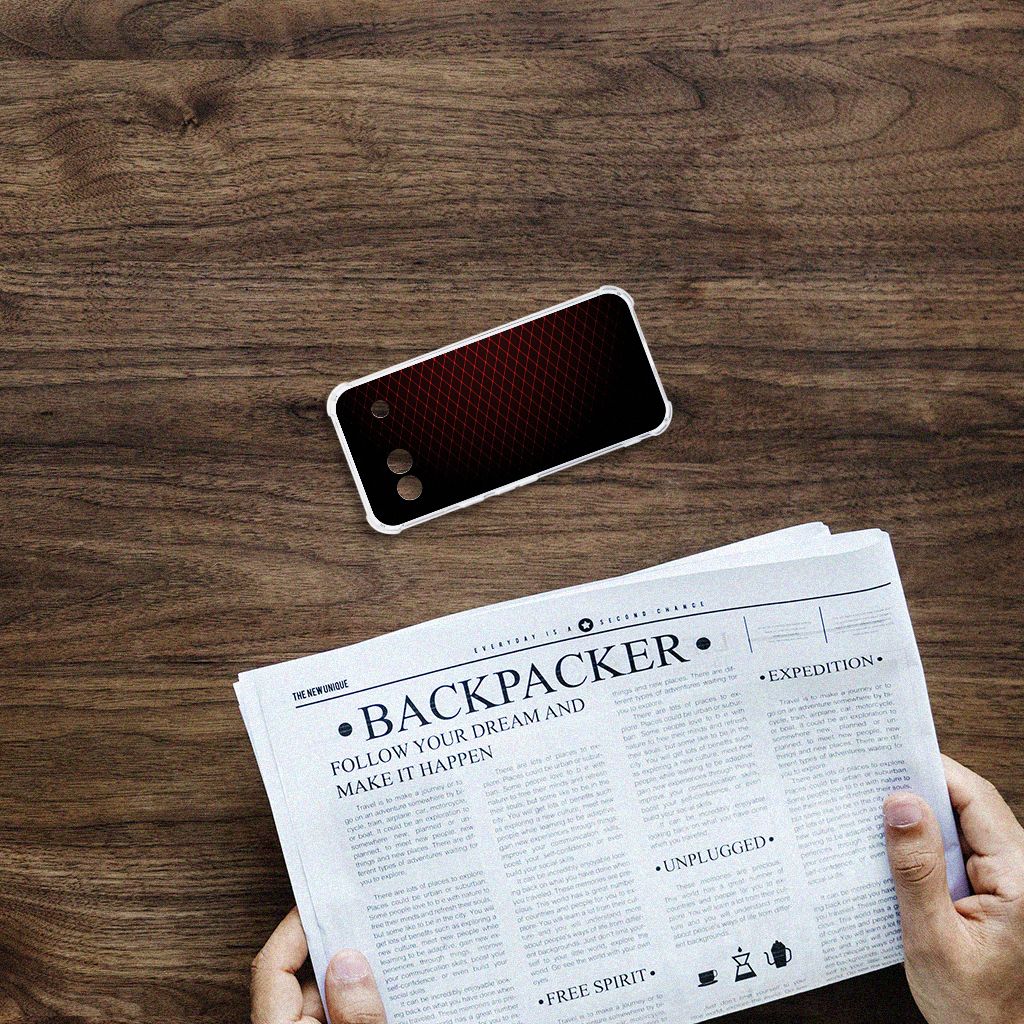 Google Pixel 8A Doorzichtige Silicone Hoesje Geruit Rood achterkant houten tafel krant