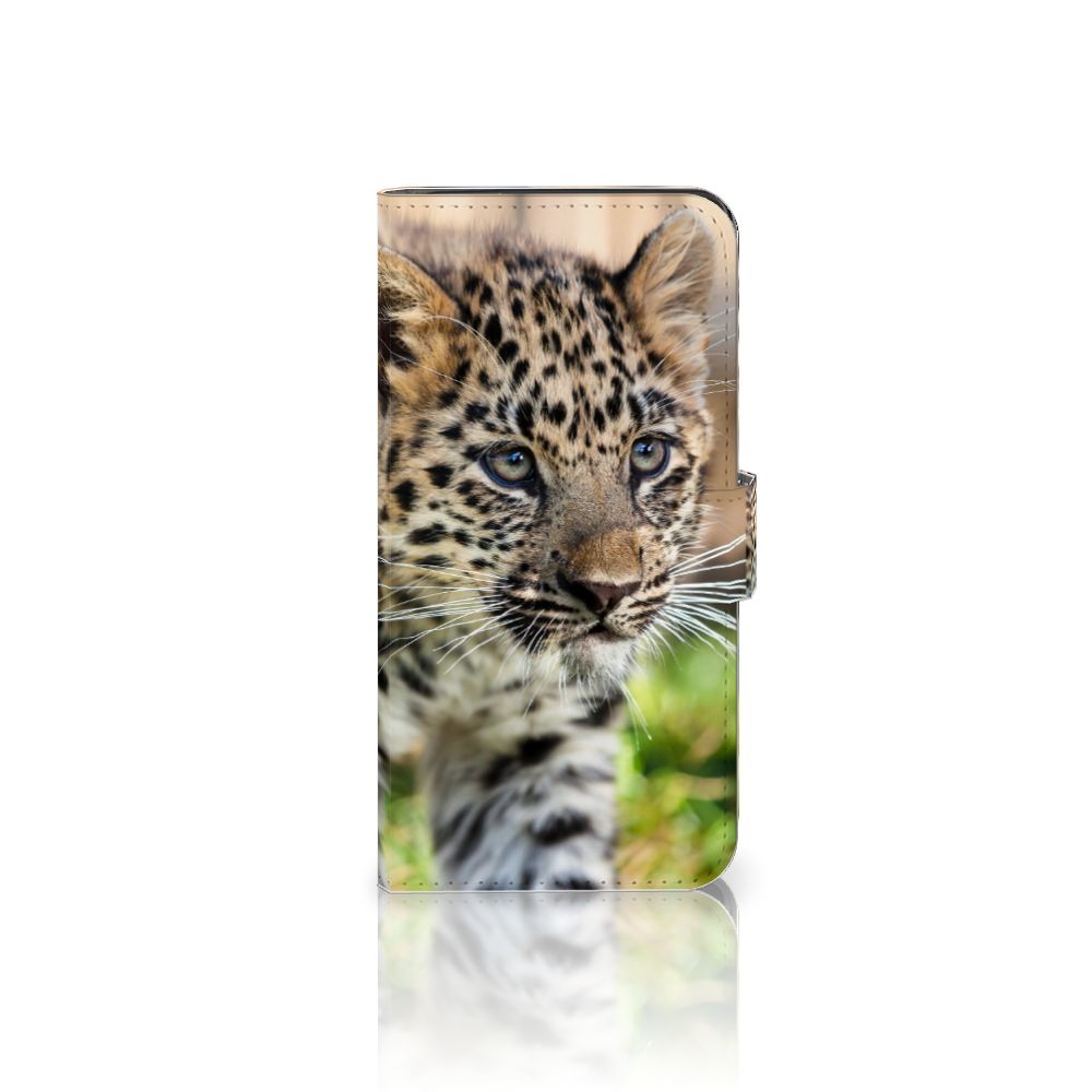 Google Pixel 8A Telefoonhoesje met Pasjes Baby Luipaard ontwerp dieren vooraanzicht