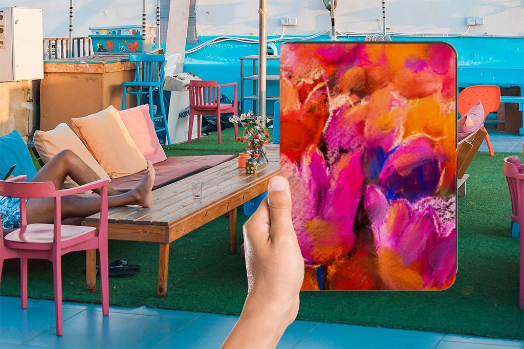 Hoes iPad (2022) 10.9 Tulips hand met hoesje kleurrijk design in relaxte omgeving
