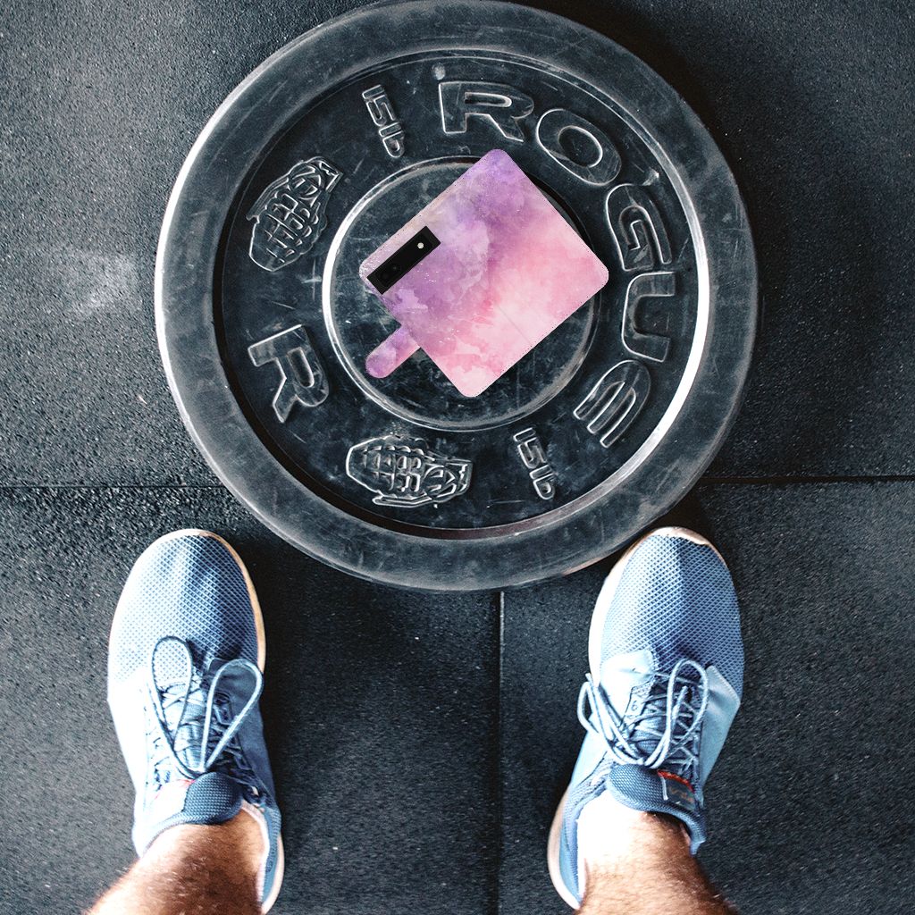Hoesje Google Pixel 6A Pink Purple Paint op gewichtsplaat fitnessvloer onder sportschoenen