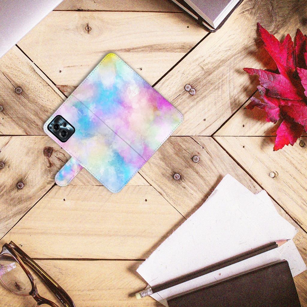 Hoesje Motorola Moto G13 | G23 Watercolor Light met pastelkleuren op een houten oppervlak.