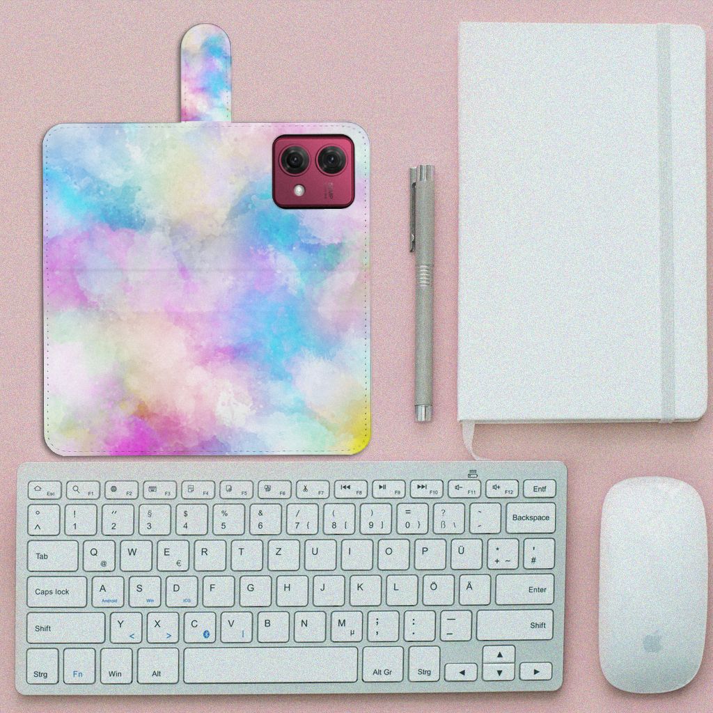 Hoesje Motorola Moto G84 Watercolor Light met pastelkleuren op een bureau met toetsenbord en notitieboek.