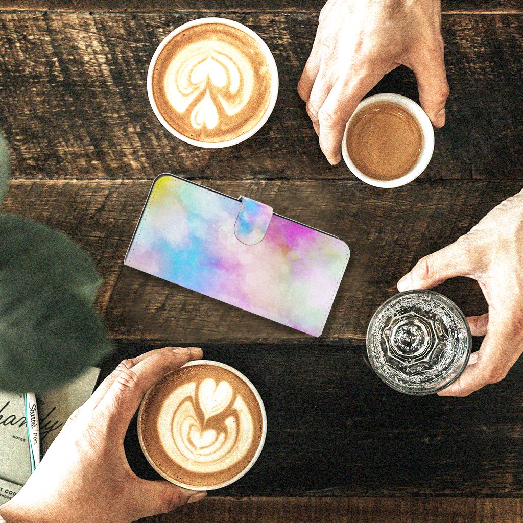 Hoesje Motorola Moto G84 Watercolor Light op een tafel met koffiekopjes en waterglas.