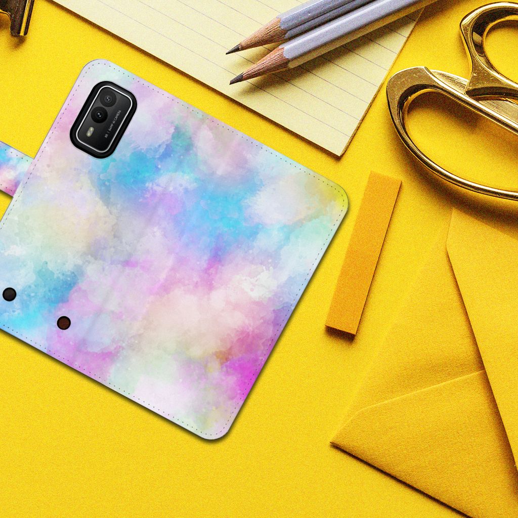 Hoesje Nokia XR21 Watercolor Light op een gele achtergrond met kleurpotloden en schaar.