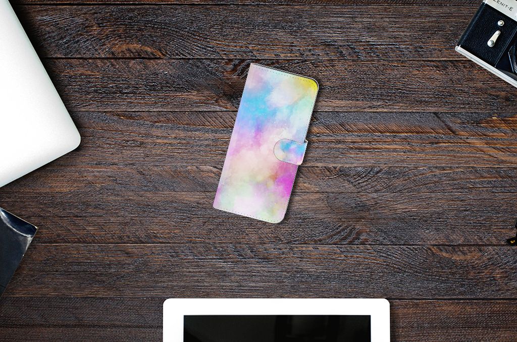 Hoesje OnePlus 12 Watercolor Light op houten tafel met laptop en tablet.
