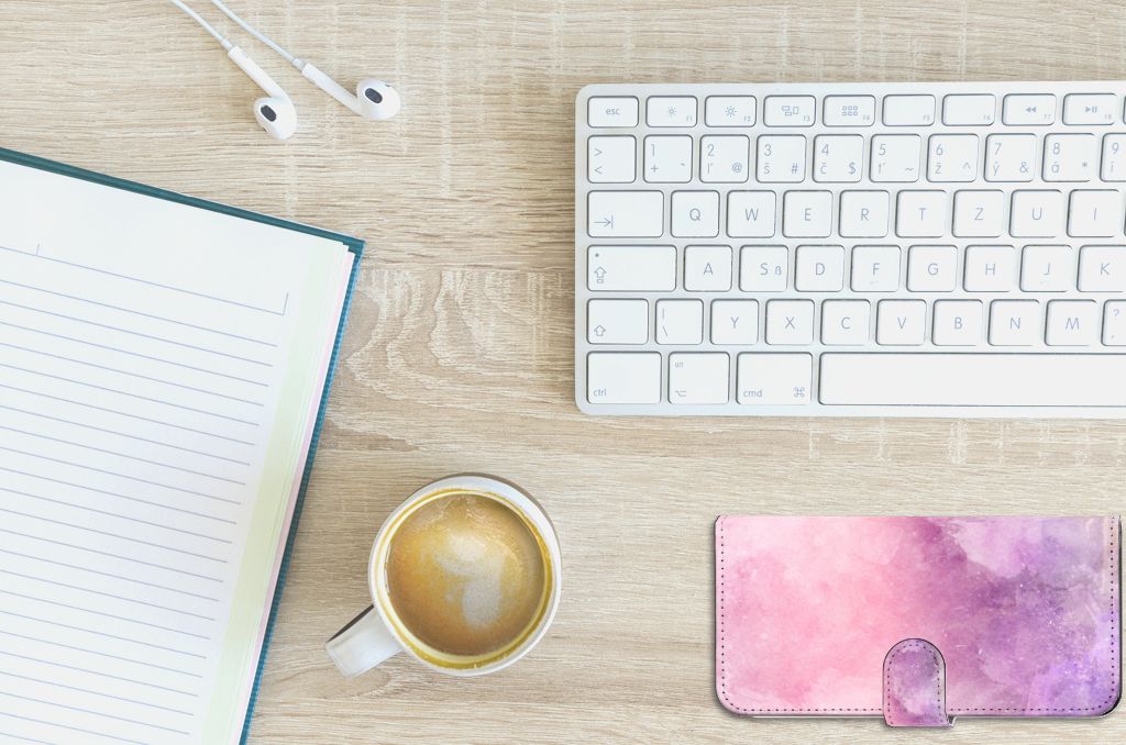 Hoesje PPO A57 | A57s | A77 4G Pink Purple Paint naast kop koffie en toetsenbord op bureau.