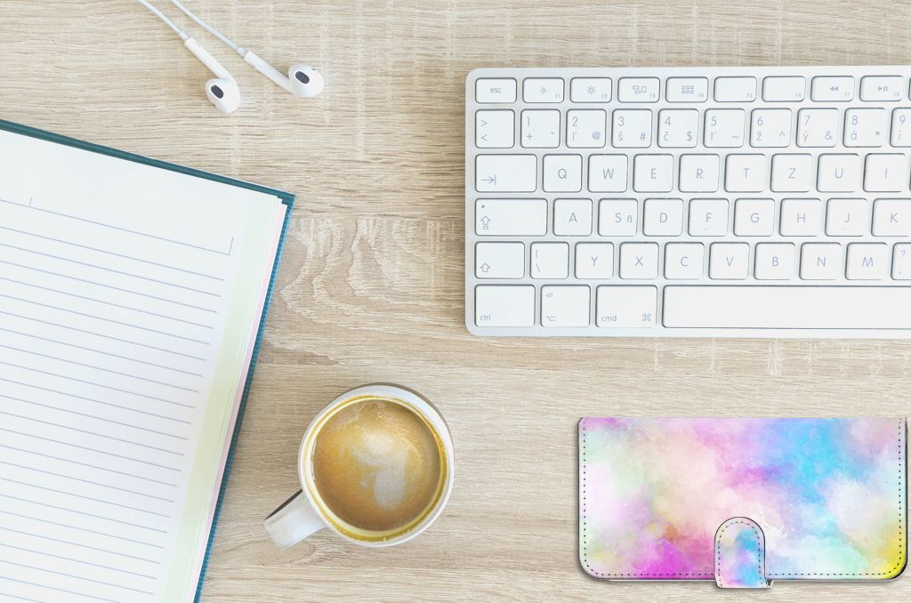 Hoesje PPO A57 | A57s | A77 4G Watercolor Light met pastelkleuren naast een notebook en een kopje koffie.