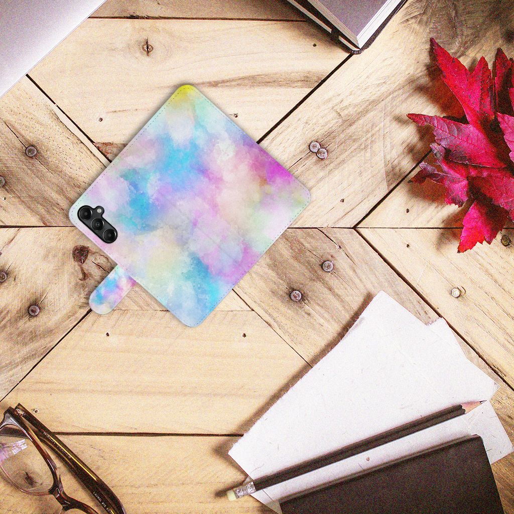 Hoesje Samsung Galaxy A05s Watercolor Light met pastelkleuren op een houten tafel.
