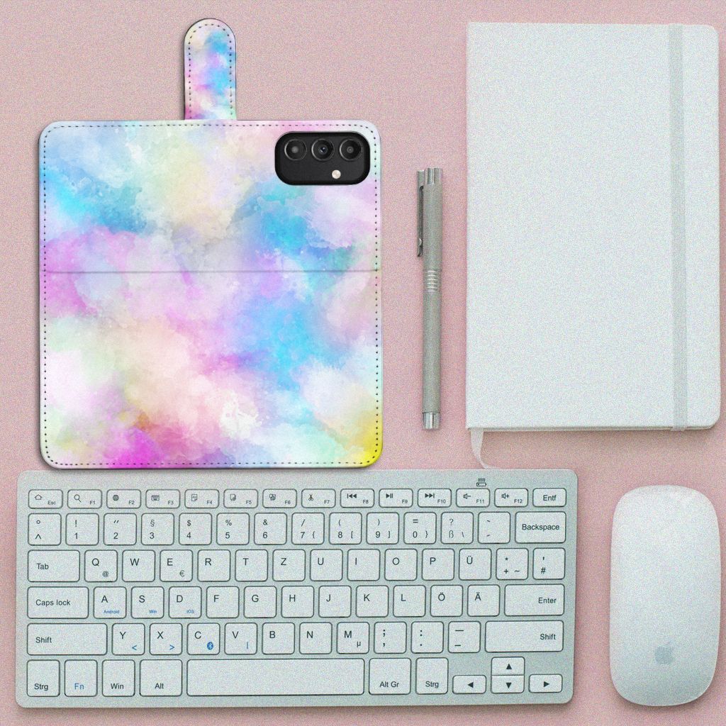 Hoesje Samsung Galaxy A14 4G Watercolor Light met pastelkleuren en pasjeshouder op een bureau.