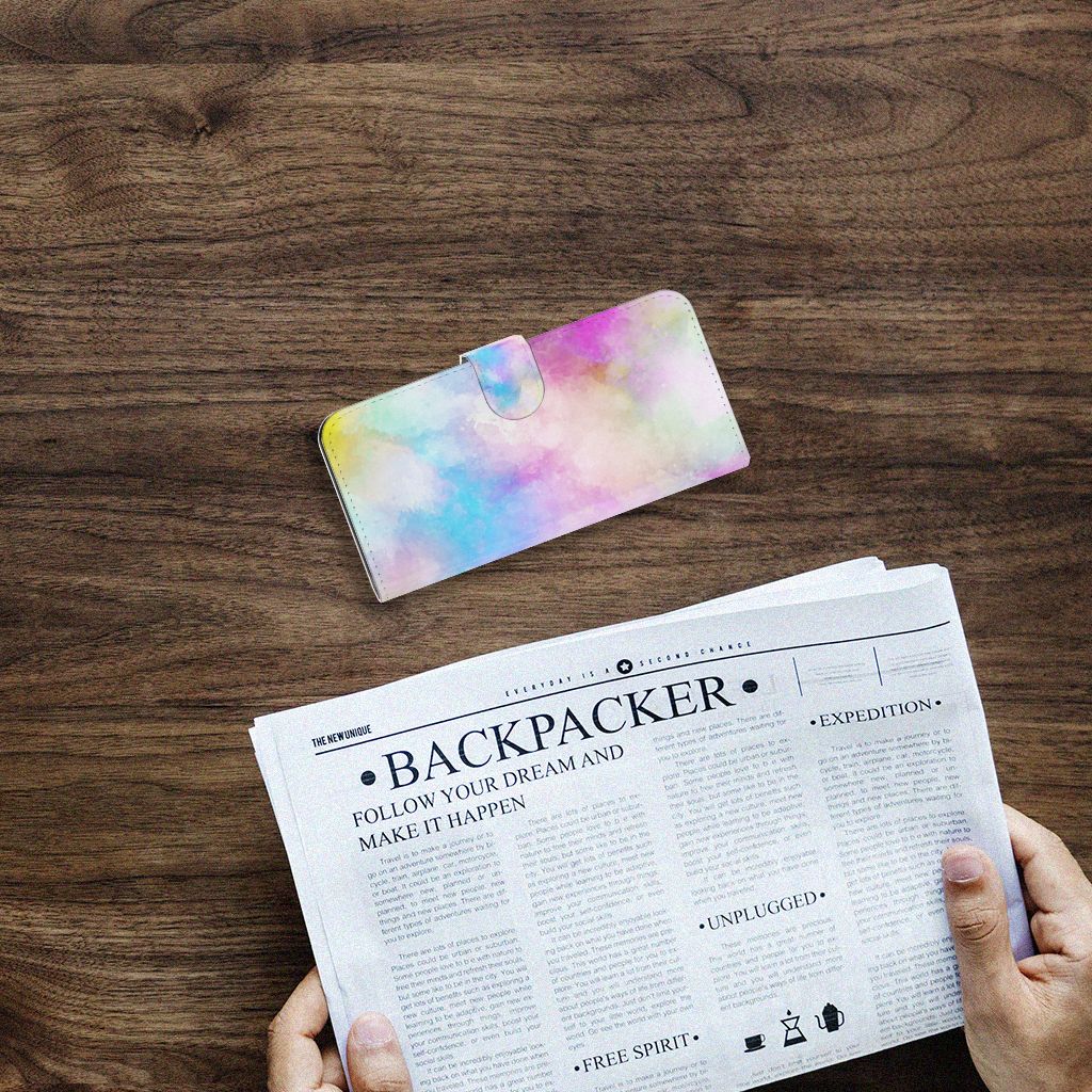 Hoesje Samsung Galaxy A15 Watercolor Light op een houten tafel met een krant ernaast.