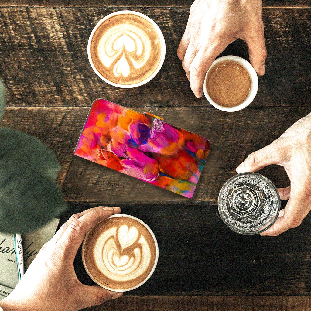 Hoesje Samsung Galaxy A24 4G Tulips tussen koffiekopjes met latte art, kleurrijk en stijlvol. ☕🌷