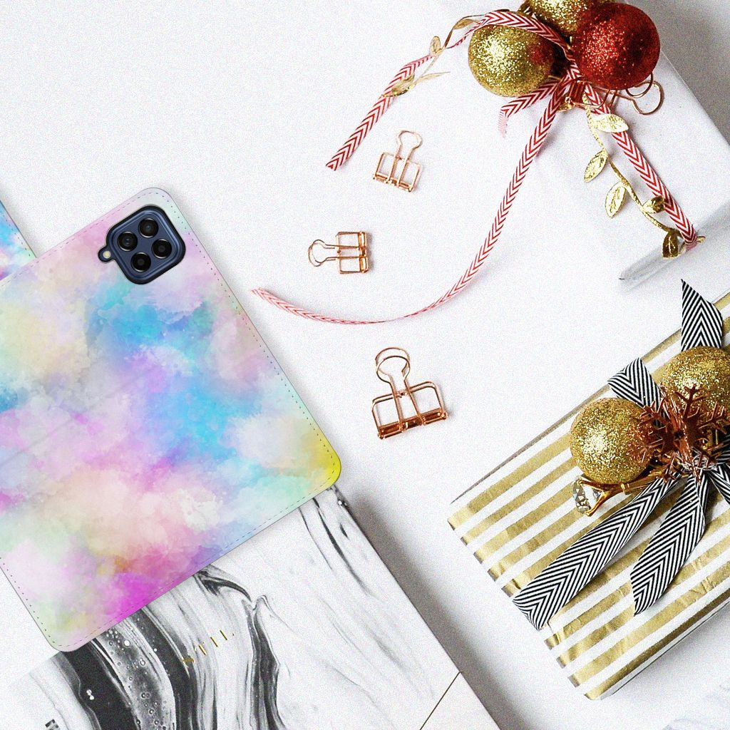 Hoesje Samsung Galaxy M53 Watercolor Light met pastelkleuren en een unieke uitstraling op een tafel.